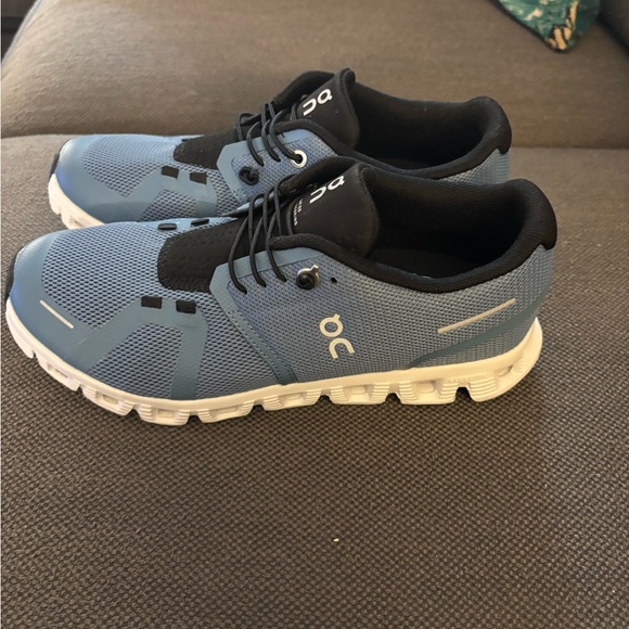 On Cloud 5 running sneakers in the 'Niagara Blue/Black' colorway. 7 new women - Picture 2 of 7